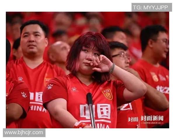 法甲极端球迷愤怒连败暴力袭击自家球员与总监引发恐慌